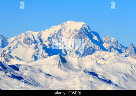 Blick auf das Mont Blanc Massiv, Mont Blanc aus der Trois Vallees Skigebiet Meribel Frankreich gesehen Stockfoto