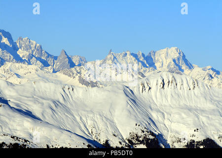 Blick auf das Mont Blanc Massiv, Mont Blanc aus der Trois Vallees Skigebiet Meribel Frankreich gesehen Stockfoto