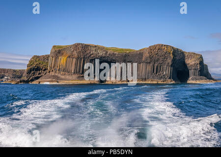 Die Insel Staffa und Fingals Höhle. Boot Höhle auf der linken Seite. Argyll in Schottland. Stockfoto