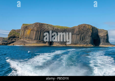 Die Insel Staffa und Fingals Höhle. Boot Höhle auf der linken Seite. Argyll in Schottland. Stockfoto