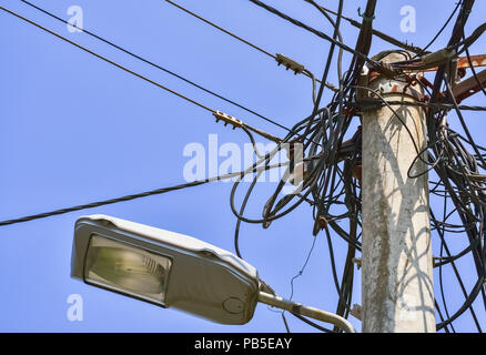 Gefährliche Verwirrung von elektrischen Leitungen auf der Straße Strassenlaterne Stockfoto