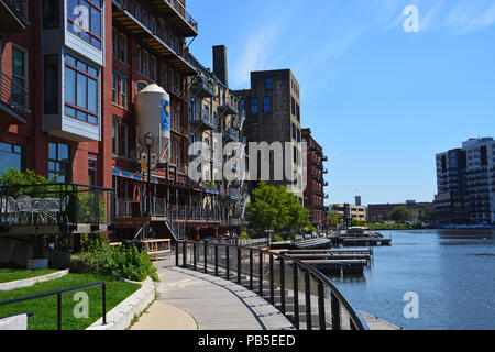 Milwaukee's Riverwalk Pässe alten Lagerhallen in Wohnräumen im dritten Bezirk Bezirk umgewandelt. Stockfoto