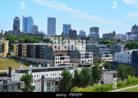 Eine Dachterrasse mit Aussicht Milwaukee's Lower East Side Viertel mit der Skyline im Hintergrund von Brauereien Hill Stockfoto