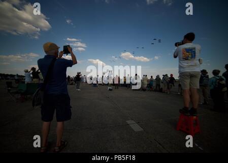 Massen von Touristen und Fotografen Beobachten und Fotografieren der balbo Finale in Duxford Airshow 2018, als alte Flugzeuge fliegen. Stockfoto