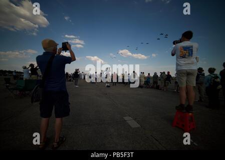 Massen von Touristen und Fotografen Beobachten und Fotografieren der balbo Finale in Duxford Airshow 2018, als alte Flugzeuge fliegen. Stockfoto