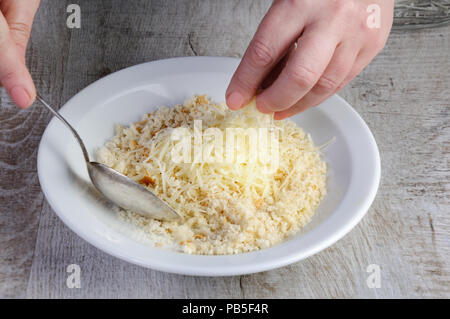 Das Kochen. Zubereitung der Mischung für panade aus Semmelbröseln und Parmesan. Schritt-für-Schritt Rezept. Phase Vorbereitung für das Kochen von Speisen. Serie. Stockfoto