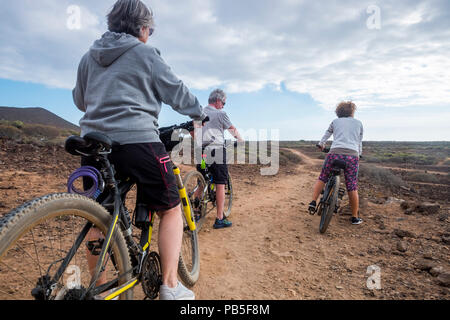 Gruppe von ciclyst mit mountina Fahrräder reiten auf der Wüste in tropischen Insel und Genießen der Freizeit Outdoor Sport Prüfskripte zur Gesundheit bleiben und schön. b Stockfoto