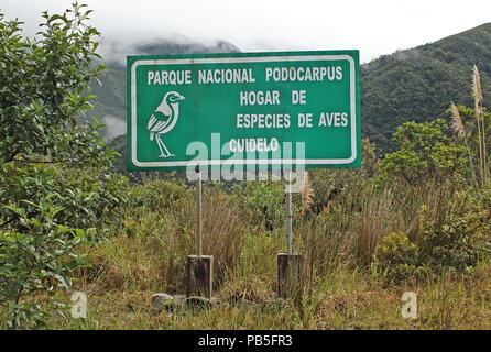 Zeichen für die Podocarpus Nationalpark mit Jocotoco Antpitta Grafik auf Zeichen Loja, Ecuador Februar Stockfoto