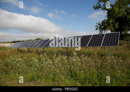 Zeile der Solar PV-photovolataic Panels im Feld Scotch Corner UK montiert Stockfoto