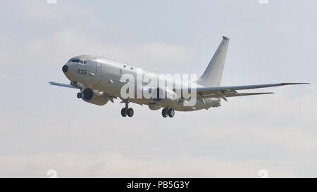 U.S Navy Boeing P-8A Poseidon mit dem Unterwagen, nähert sich RAF Fairford für die 2018 Royal International Air Tattoo Stockfoto