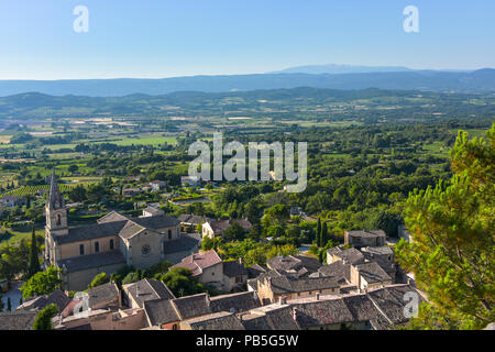 Panorama Blick über das Tal auf die Berge von Luberon Mont-Ventoux von Bonnieux, Provence, Frankreich, Massiv des Luberon, in der Region Provence-Alpes-Côte d'Azur Stockfoto