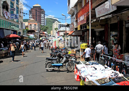 Die Leute an der belebten Straße Markt außerhalb der offiziellen Hallen, dem kommerziellen Herzen von Port Louis Stockfoto