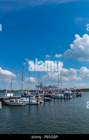 Ausflug des älteren Menschen mit der Schlei Princess, Schlei, Lindaunis, Landschaft von Angeln, Schleswig-Holstein, Deutschland, Europa Stockfoto