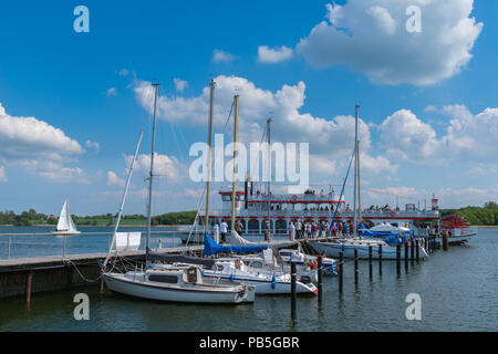 Ausflug des älteren Menschen mit der Schlei Princess, Schlei, Lindaunis, Landschaft von Angeln, Schleswig-Holstein, Deutschland, Europa Stockfoto