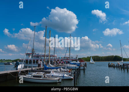 Ausflug des älteren Menschen mit der Schlei Princess, Schlei, Lindaunis, Landschaft von Angeln, Schleswig-Holstein, Deutschland, Europa Stockfoto