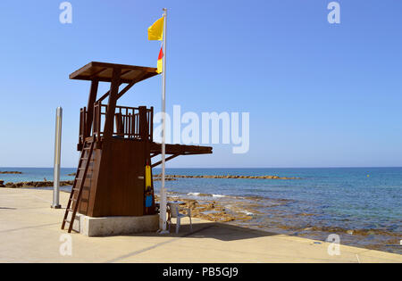 Lifeguard Station auf Paphos Beach in Zypern Stockfoto