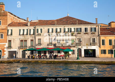 Bar Cafeteria am Fondamenta Croce, der Insel Giudecca, Venedig, Venetien, Italien mit Blick auf den Giudecca Kanal bei Sonnenuntergang öffnen Stockfoto