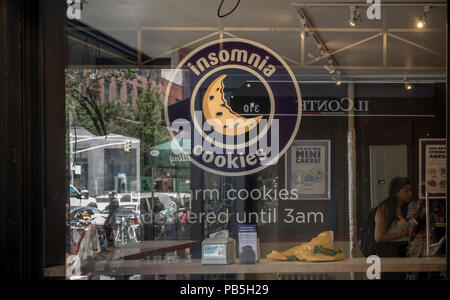 Eine Schlaflosigkeit Cookies speichern in Greenwich Village in New York am Freitag, 20. Juli 2018. Krispy Kreme, von seinem Mutterunternehmen JAB Betriebe gesichert, ist Einkauf Schlaflosigkeit Cookies für eine stille Menge. (Â© Richard B. Levine) Stockfoto