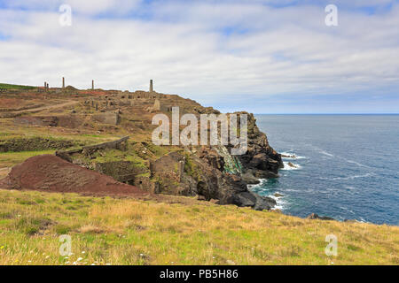 South West Coast Path Position um die Überreste von Arsen Kalzinatoren in der Levante Mine, Pendeen in der Nähe von St. Just, Weltkulturerbe der UNESCO, Cornwall, England. Stockfoto