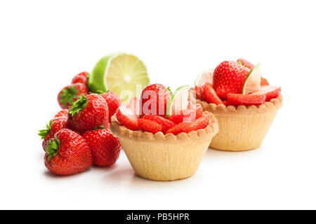 Eierstich Torten mit frischen Erdbeeren und Kalk isoliert auf weißem Stockfoto