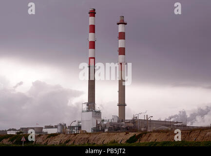 Chemische Installation - Teil einer großen Raffinerie Stockfoto