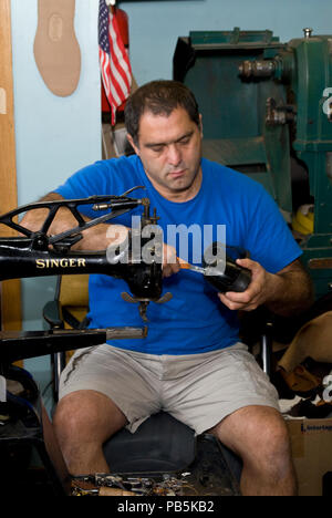 St. Paul, Minnesota. Lokale Schuster, die aus dem Iran emigrierte Arbeiten ein Schuh auf der Nähmaschine in seinem Shop für einen Kunden. Stockfoto