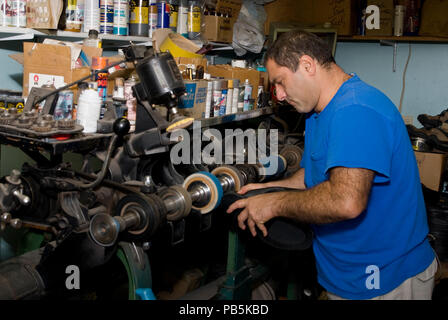 St. Paul, Minnesota. Lokale Schuster, die aus dem Iran emigrierte Arbeiten ein Boot auf der Maschine in seinem Shop für einen Kunden. Stockfoto