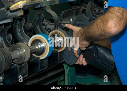 St. Paul, Minnesota. Lokale Schuster, die aus dem Iran emigrierte Arbeiten ein Boot auf der Maschine in seinem Shop für einen Kunden. Stockfoto