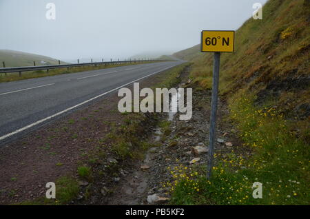 Ein Zeichen markiert den Punkt, an dem die A970 Straße kreuzt die 60 Grad Nord Linie der Latitude, in Shetland, Britische Inseln, Großbritannien Stockfoto