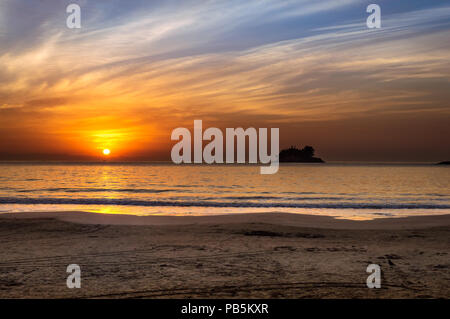 Sonnenaufgang über dem Atlantik von der Sand gesehen Stockfoto