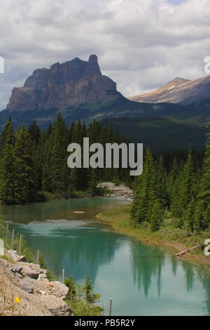 Bow River entlang der TransCanada Highway, Banff National Park, Alberta, Kanada, Stockfoto