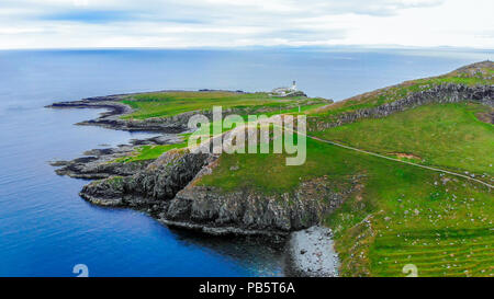 Neist Point auf die Isle of Skye - beeindruckende Klippen und die Landschaft in den Highlands von Schottland Stockfoto