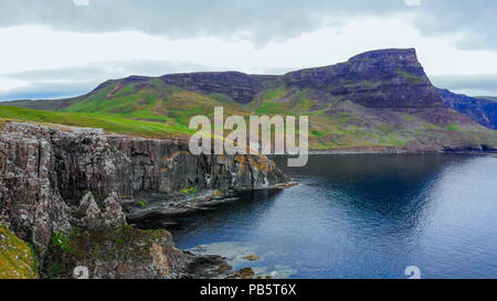 Neist Point auf die Isle of Skye - beeindruckende Klippen und die Landschaft in den Highlands von Schottland Stockfoto