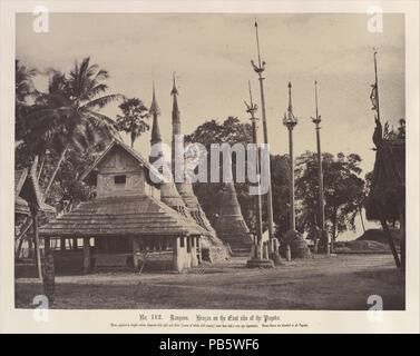 Rangun: Henzas auf der Ostseite der Shwe Dagon Pagode. Artist: Linnaeus Kutteln (Briten, Devonport (Plymouth Dock) 1822-1902 Devonport). Abmessungen: Bild: 26,1 x 34,3 cm (10 1/4 x 13 1/2 in.) Mount: 45,7 x 58,4 cm (18 x 23 in.) Matte: 20×24. (50,8 × 61 cm). Datum: November 1855. Aus dem breiten Plattform, auf der die Shwe Dagon Pagode ruhte übernommen, dieses Foto zeigt vier hölzernen Beiträge gekrönt mit Schnitzereien der Vögel, die fromme Angebote dar. Die burmesische Kunst verschiedene Vögel, einschließlich des hintha, die Kutteln namens 'henza." in der Regel als Ente oder Gans identifiziert, die hintha App Stockfoto