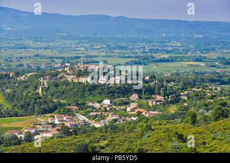 Crillon-le-Brave mit der umliegenden Landschaft, Provence, Frankreich, altes Dorf auf einem Hügel gebaut Stockfoto