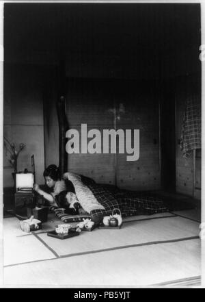 . Englisch: Titel: Japanische Schlafzimmer mit Dicke steppdecke als ein Bett und ein Stück Holz mit Papier als Kopfkissen das Haar der Frauen aus immer Durcheinander Abstract: zwei Frauen im Bett zu halten verwendet gepolstert. Physische Beschreibung: 1 Fotoabzug. Hinweise: Viele Unterteilung betrifft: Japan.; Titel und andere Informationen von caption Karte und los transkribiert.; Frank und Frances Tischler Sammlung (Bibliothek des Kongresses). Zwischen 1890 und 1923 826 japanischen Schlafzimmer mit Dicke steppdecke als ein Bett und ein Stück Holz gepolstert mit Papier als Kopfkissen das Haar der Frauen aus immer Durcheinander LCCN 200170565 verwendet Stockfoto