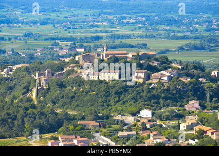 Crillon-le-Brave mit der umliegenden Landschaft, Provence, Frankreich, altes Dorf auf einem Hügel gebaut Stockfoto