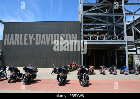 Reiter können Ihre Motorräder parken vor dem Eingang beim Besuch der Harley Davidson Museum in Milwaukee, Wisconsin. Stockfoto