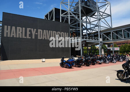 Reiter können Ihre Motorräder parken vor dem Eingang beim Besuch der Harley Davidson Museum in Milwaukee, Wisconsin. Stockfoto