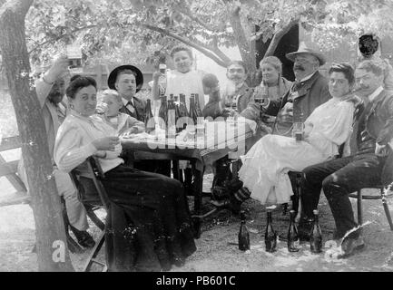 1597 Tableau, Männer, Frauen, Kind, Trinken, Garten, Bier, Rauchen, freie Zeit Fortepan 2300 Stockfoto