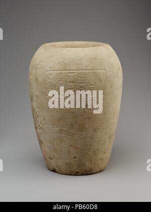 Canopic Jar Eingeschrieben für König Nesibanebdjedet (Smendes). Abmessungen: H 29 cm (11 5/6 in.); Durchm. 21,8 cm (8 9/16 in.); Tiefe 24,4 cm (9 5/8 in.); Circ. 68,2 cm (26 7/8 in.); Durchm. der Öffnung: 12 cm (4 3/4 in.); Durchm. von 14 cm (5 1/2 in.). Dynastie: Dynasty 21. Herrschaft: Herrschaft des Smendes. Datum: Ca. 1070-1044 v. Chr.. Eines der wenigen Objekte, die den Namen des ersten Königs von Dynasty21, Nesibanebdjedet (Smendes), die dieses canopic jar ist für Qebehsenuef, Verkörperung und Beschützer der Leber eingeschrieben. Der Deckel, jetzt noch fehlt, wäre höchstwahrscheinlich in der Form eines Falken, das Tier Stockfoto