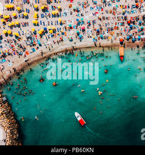 Antenne Drone Blick auf Menschen, die Spaß und Entspannung auf Costinesti Strand in Rumänien am Schwarzen Meer Stockfoto