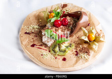 Schokolade Dessert's Mutter Anlage mit Sahne und frischem Obst auf runden Board Stockfoto