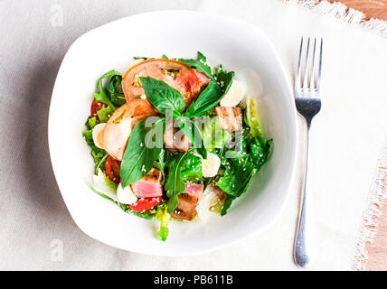 Salat mit gegrilltem Thunfisch, Wachteleier und frisches Gemüse in weiße Platte Stockfoto