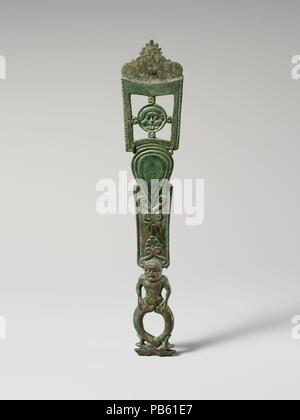 Bronze in der einen und einem Sieb. Kultur: Etrusker. Abmessungen: Länge 8 7/16 in. (21,4 cm). Datum: 5. Jahrhundert v. Chr.. Die Finial endet in einem Twin-tailed merman; Gorgon Kopf in der offenen Arbeit. Museum: Metropolitan Museum of Art, New York, USA. Stockfoto