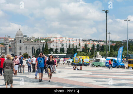 Lissabon, Portugal - 27. Mai 2018: Menschen zu Fuß entlang des Tejo Stockfoto