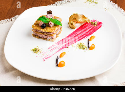 Rohkost vegan Dessert mit Beeren und Minze auf weiße Platte Stockfoto