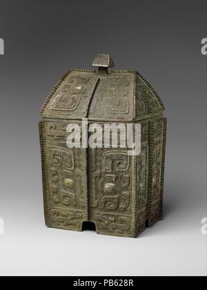 Ritual Wein Container (Fangyi). Kultur: China. Abmessungen: H.10 in. (25,4 cm); W. 6. (15,2 cm); D.4 1/2 in. (11,4 cm). Datum: 12. Jahrhundert v. Chr.. Die Form dieses Schiff erinnert an die Architektur von Shang Palace Hallen: rechteckige Strukturen mit ihren Höhepunkt Dächer auf niedrigen irdenen Plattformen eingestellt. Museum: Metropolitan Museum of Art, New York, USA. Stockfoto