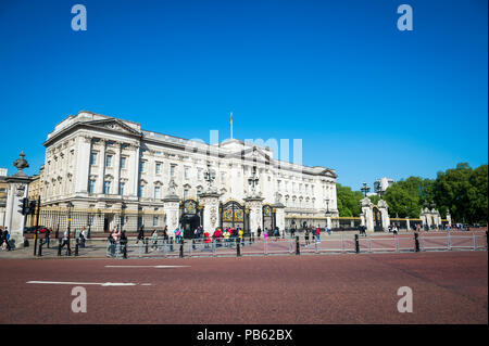 LONDON - 14. MAI 2018: Touristen vor dem Buckingham Palace sammeln Stockfoto