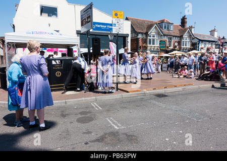 Tänzer auf Poole Quay, Folk auf dem Kai 2018 Stockfoto